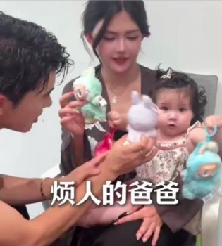 韩安冉给女儿优米买了很多labubu