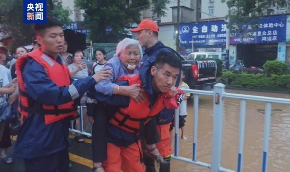 被淹的廣東懷集開始退水清淤 救援隊伍全力清障保暢通