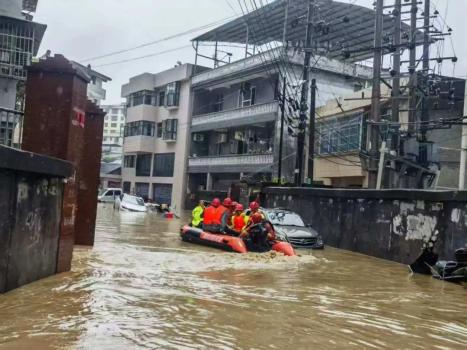 暴雨侵襲多地 消防救援隊伍在行動 爭分奪秒守護(hù)生命