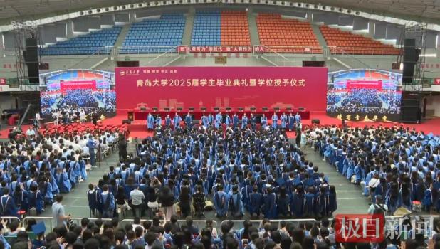 青島大學(xué)畢業(yè)典禮再現(xiàn)神級現(xiàn)場 萬人合唱點燃激情