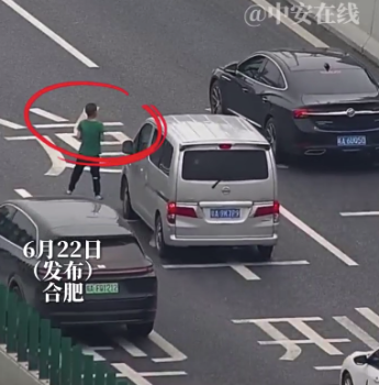 10歲小男孩誤入高架 小哥冒險(xiǎn)停車救人