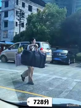 高考成績公布 扁擔(dān)女孩成績受關(guān)注 擔(dān)當(dāng)比分?jǐn)?shù)更耀眼