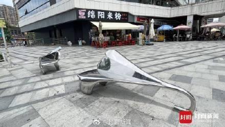 成都一廣場座椅夏天燙屁股被吐槽 夏熱冬涼坐感差