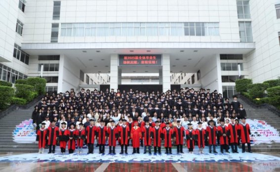 高校畢業(yè)禮院長花式整活放大展鴻圖 創(chuàng)意舉動添彩盛典