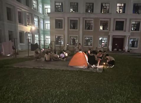 哈爾濱高?；貞?yīng)學(xué)生在走廊打地鋪 高溫致宿舍難耐