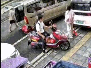 兩把菜刀從天而降 警方已介入 高空拋物險(xiǎn)釀禍