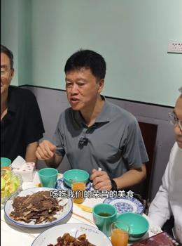 重慶榮昌區(qū)委書記下館子老板發(fā)聲 書記親民支持小店