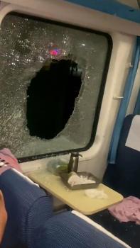 列車停滯近3小時乘客砸車窗需擔(dān)責(zé)嗎,？