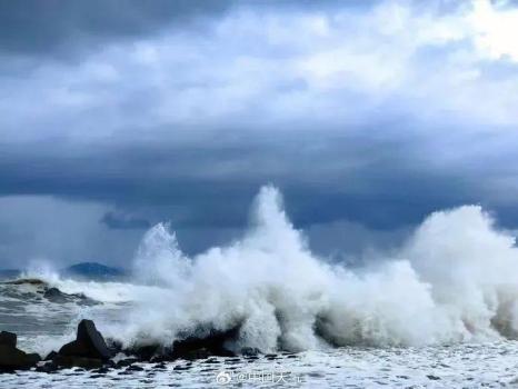 受臺(tái)風(fēng)影響多地通知停工停課 風(fēng)雨來(lái)襲嚴(yán)陣以待
