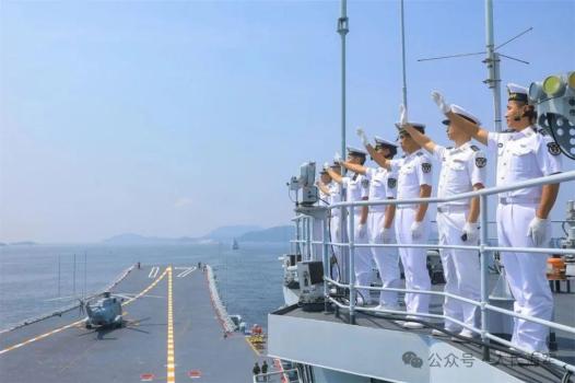 香港民眾租船伴航送行山東艦編隊 深情告別引發(fā)共鳴