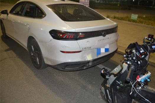 男子邊騎車邊看手機(jī)被撞倒 分心駕駛釀大禍