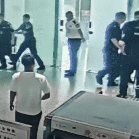 男子過安檢被攔怒砸充電寶 情緒失控引火災