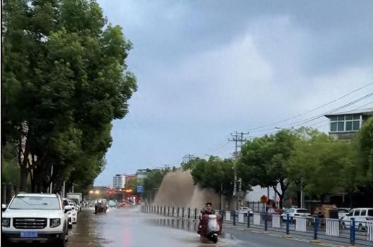 自來(lái)水管道疑熱炸 水柱噴三四米 高溫天氣致管道老化破裂