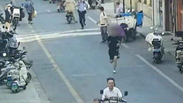上海街頭上演“警匪追逐” 警民合力擒獲嫌疑人