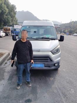 只为200元外快 6座面包车坐了15人 超载隐患大