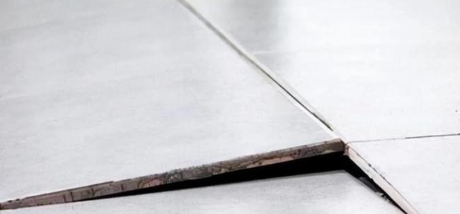 瓷砖空鼓被灌40斤胶水男子发声 低价陷阱需警惕