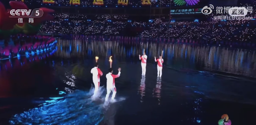 王欣瑜和郭晶晶一起成为场内火炬手，在水中传递圣火！