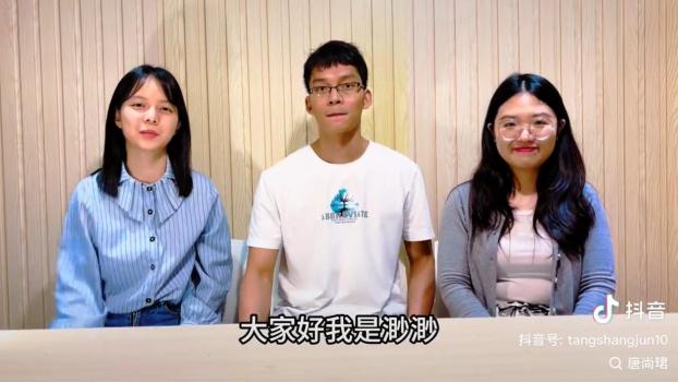 高考16次的唐尚珺开始直播带货，团队成员为2名女生校友 分享大学生活与未来规划