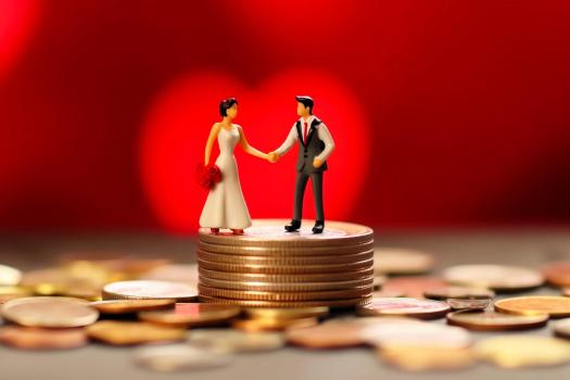 中国鼓励生育措施前移：多地发钱鼓励结婚 创新政策助力婚育