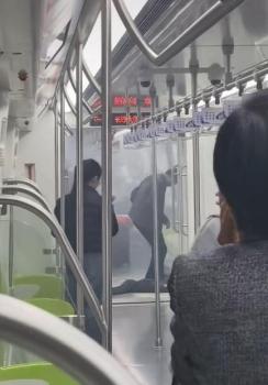 官方回应"女生衣服自燃地铁门未开" 实为充电宝冒烟引发