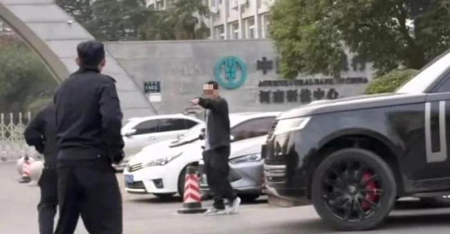 警方回应路虎撞人事件 车主行为属正当防卫