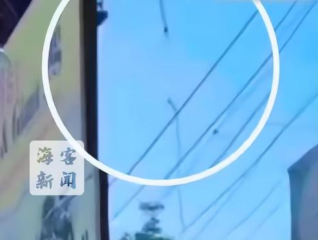 印度男子玩蹦极时绳索断裂坠落屋顶 安全措施失效引发担忧