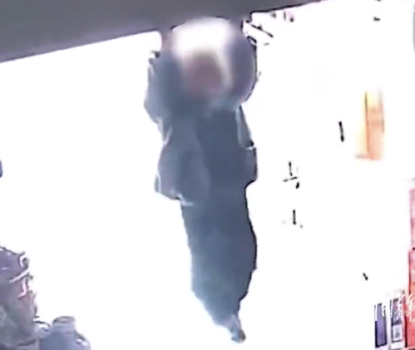 1岁多小孩抓上升卷帘门悬空家长狂奔施救