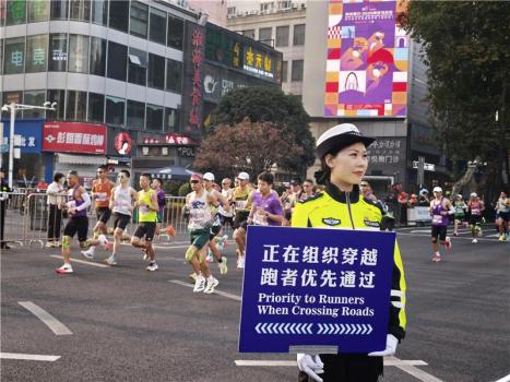 南马“岛式穿越”获赞 人性化赛道管控受好评