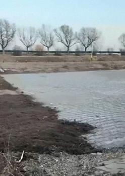 吉林白城一河道铺地砖遭质疑 网友质疑浪费资源