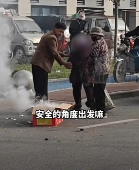 烟花正在燃放2老人冲上去抢纸壳 安全意识需加强