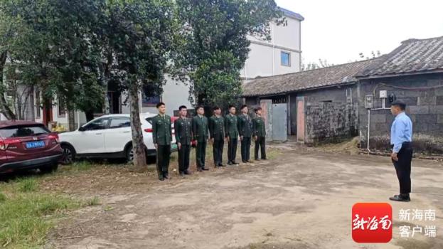 七个孙子身披戎装为奶奶祝寿 特殊生日感动网络