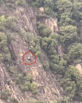 游客在景区徒手爬峭壁？景区回应 野路登山存风险