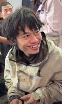 荒野求生选手饿了41天终于喝上鸡汤 休整期享美食