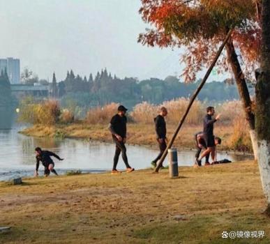 马克龙在成都湖边晨跑 与路人打招呼 晨跑外交展现亲和力