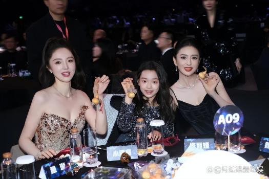 董璇晒小酒窝与白鹿自拍 温馨画面暖人心