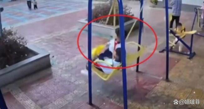 男子靠近搂抱荡秋千的两名小女孩 公园内惊现不当行为