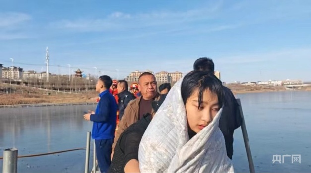 冰面碎了初中女生拉住4歲男童 勇敢救援獲贊