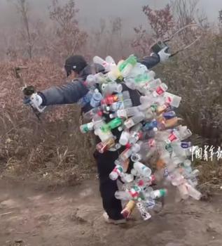 驢友爬山順帶撿垃圾帶回700多瓶子 環(huán)保行動(dòng)暖人心