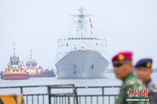 中國(guó)海軍989編隊(duì)抵達(dá)印尼進(jìn)行友好訪(fǎng)問(wèn) 400余人碼頭迎接