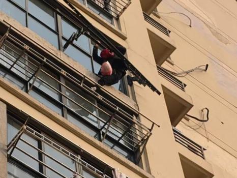 民警輔警13秒救泰州墜樓女子 生死瞬間顯身手