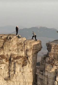 危險動作！多名男子在近3米高崖間跳躍