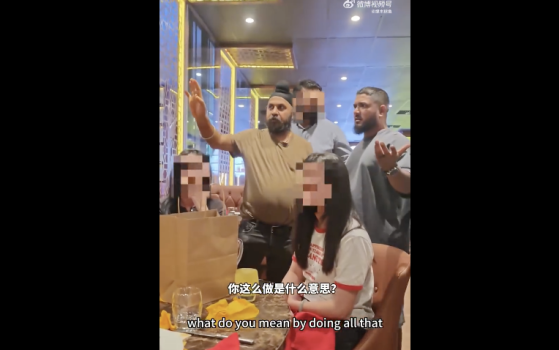 网传中国人国外旅游被印度小孩辱骂！