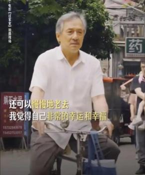 71歲成龍?zhí)谷唤邮茏兝?歲月見證傳奇