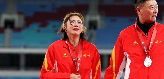 吳艷妮回應(yīng)“黑”：他們真的太閑了 情緒價(jià)值與爭(zhēng)議淚水