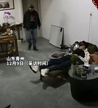 員工“踢了一腳” 救了老板一命 寒冬里的溫暖一腳