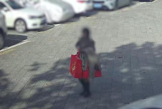 女子取300萬交給騙子警車急速攔截 警方緊急追擊成功截獲