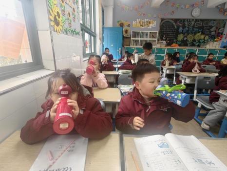 杭州一小學(xué)“咕嚕咕?！币环昼娀鹆?課前喝水成暖心約定
