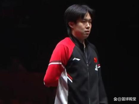 王楚欽上訓(xùn)時一直手扶腰部 腰傷影響顯著