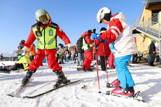 太原：冰雪運動持續(xù)升溫 市民暢享雪上樂趣
