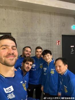 樊振东赛后与队友开心合影 全队默契取胜